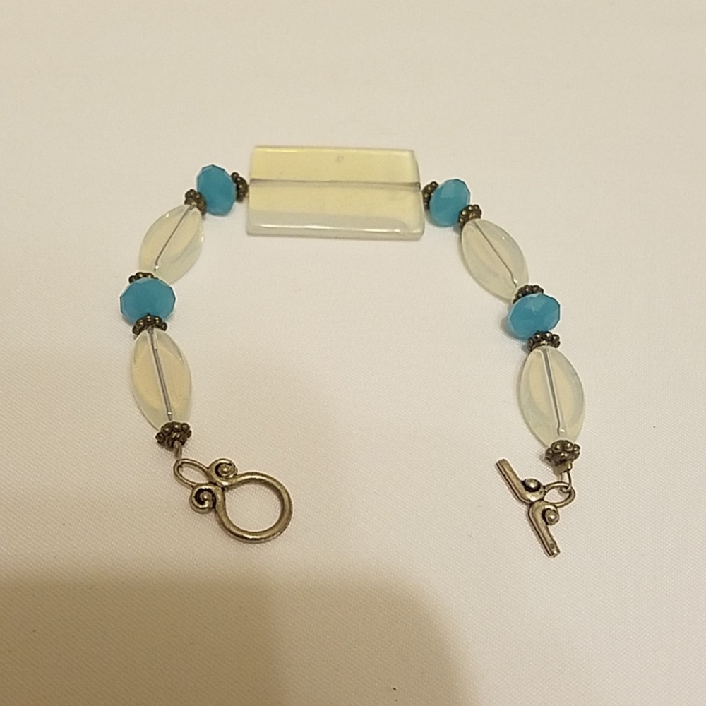 Blue crystal and bead bracelet